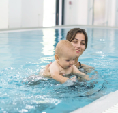 Запрашаем дзяцей і бацькоў на сямейнае плаванне ў дзіцячым басейне!